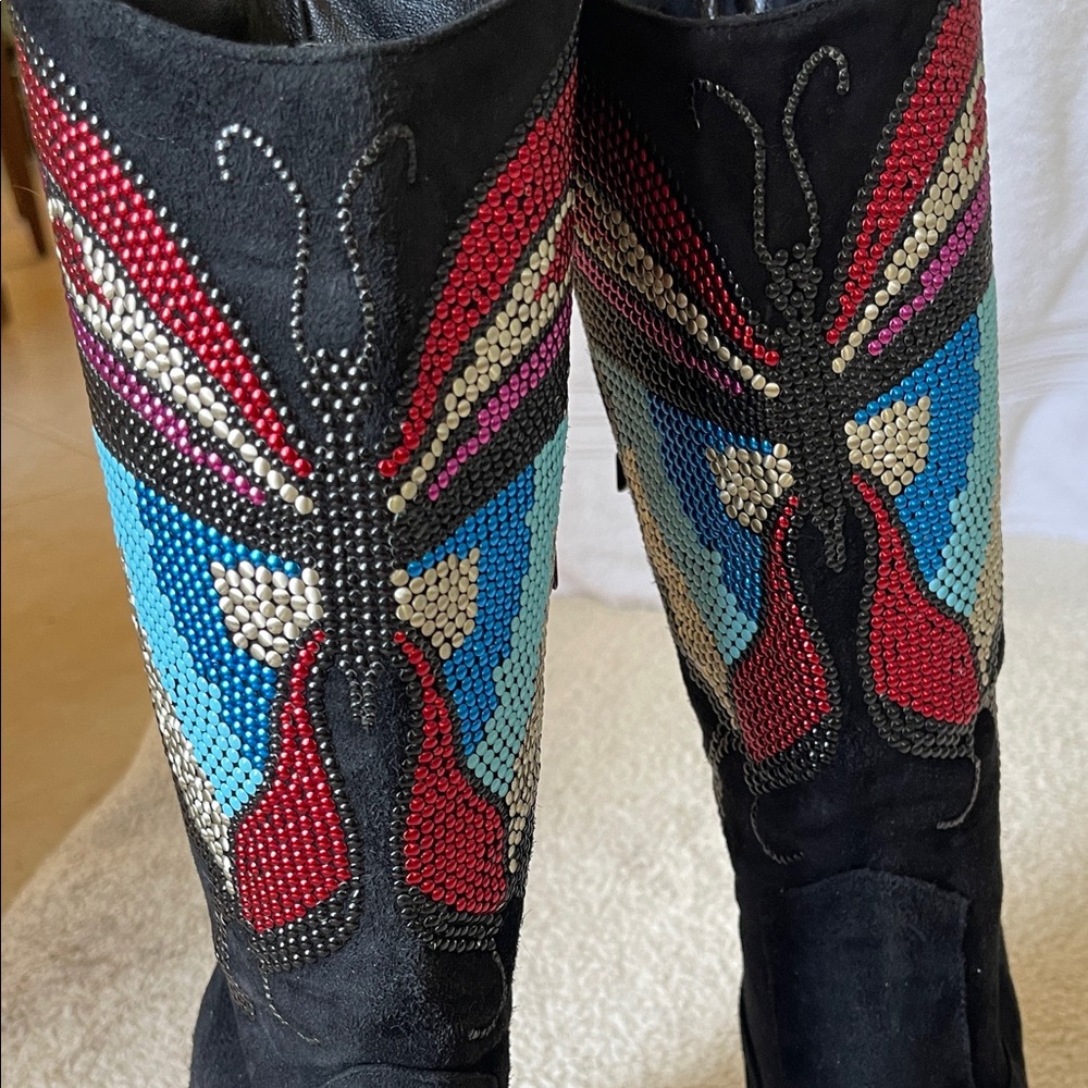 Vero Cuoio Black Heeled Boots with Vibrant Embroidery - Picture 4 of 11